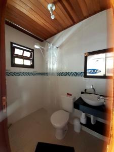 ein Badezimmer mit Toilette und Waschbecken in der Unterkunft A Ver o Mar Beach House in Caraguatatuba
