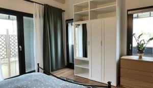 フェラーラにあるVilletta d'Esteのベッドルーム1室(ベッド1台、大きな窓付)