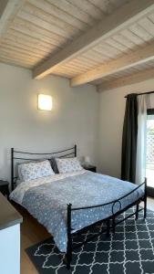 フェラーラにあるVilletta d'Esteのベッドルーム1室(青い掛け布団付きのベッド1台付)