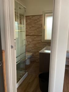 een badkamer met een glazen douche en een toilet bij David in Cefalù