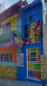 馬瑙斯的住宿－Hotel Colors Manaus，一座色彩缤纷的建筑,旁边设有标志