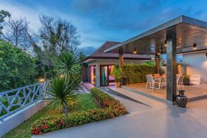 une arrière-cour d'une maison avec une terrasse dans l'établissement Bangtao Boutique Villa, à Bang Tao Beach