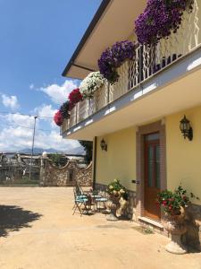 a building with a balcony with flowers on it at Villa Giantonia in Minturno