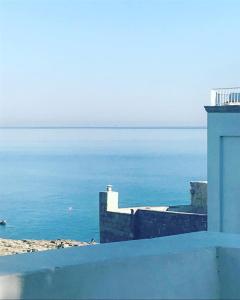 vistas al océano desde un edificio en Casamare, en Polignano a Mare