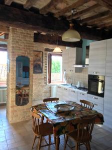 Η κουζίνα ή μικρή κουζίνα στο Casa vacanze Pozzo della Polenta