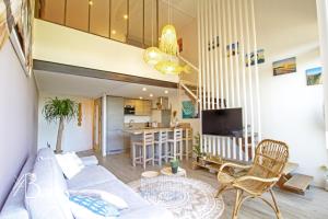 ein Wohnzimmer mit einer weißen Couch und einer Küche in der Unterkunft Résidence de Porticcio youyoube2 in Porticcio