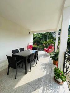 een patio met een tafel en stoelen op een balkon bij House Magda in Batoemi