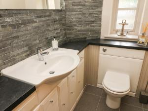 een badkamer met een wastafel en een toilet bij Lonsdale Cottage in Carnforth +18 foto's