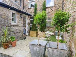 een binnenplaats met potplanten in een huis bij Lonsdale Cottage in Carnforth