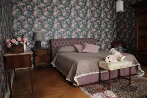 a bedroom with a bed and floral wallpaper at Dimora Castelli in Chieti