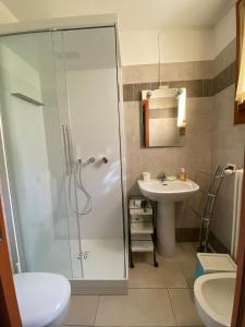W łazience znajduje się prysznic i umywalka. w obiekcie Agostini Daniela B&B w mieście Cadoneghe