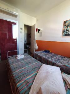 una habitación de hotel con 2 camas con pañales en Hotel Prestigio, en Cesenatico