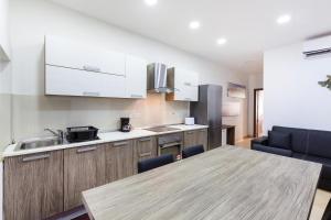 cocina con mesa de madera y encimera en PC3- Centrally Located Apt-Close to University, en Msida