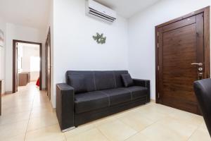 Predel za sedenje v nastanitvi PC3- Centrally Located Apt-Close to University