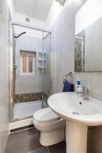 Un baño con lavabo, inodoro y ducha. en PC3- Centrally Located Apt-Close to University, en Msida 27 fotos más
