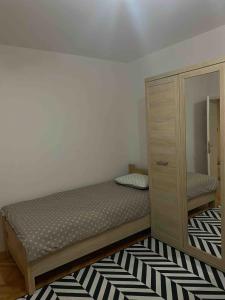 1 dormitorio pequeño con 1 cama y armario en Central & Cozy Apartment , Kolasin, Montenegro en Kolašin