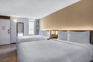 Postel nebo postele na pokoji v ubytování Motel 6 Brooks AB + 19 fotografií