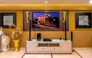 En TV eller et underholdningssystem på Orans Suites 4