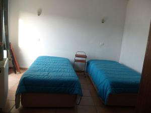 twee bedden naast elkaar in een kamer bij Casa do João in Barão de São João