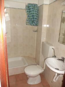 een badkamer met toilet, wastafel en bad bij Casa do João in Barão de São João