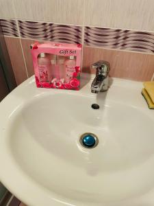 un lavabo con un juego de regalo encima en Apartament in sun waves, en Burgas