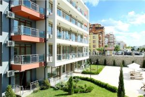 un edificio de apartamentos con balcones y patio en Apartament in sun waves, en Burgas