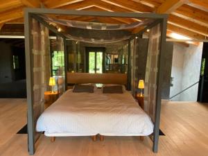 A bed or beds in a room at Casa Rural el Serrat de Baix
