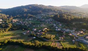 una vista aerea di un villaggio in montagna di Casa Estarque a Gondomar