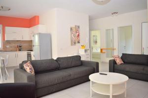 a living room with a couch and a table at Rezidenca Primavera Apartments in Draç