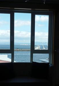 una ventana con vistas al océano en Apartamento Las Carolinas, en Ribeira