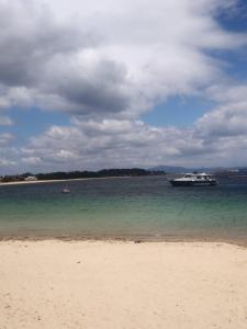 ein Boot im Wasser am Strand in der Unterkunft Apartamento Las Carolinas in Ribeira
