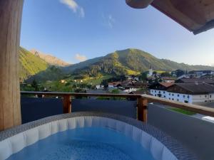 uma varanda com vista para uma cidade e para as montanhas em Hideaway Zugspitz Berwang em Berwang