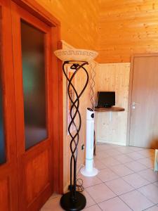 una lámpara en la esquina de una habitación junto a una puerta en Agriturismo bio Apipoli en Lucino