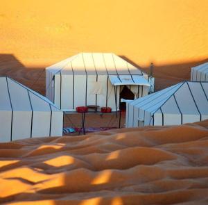 una pintura de un desierto con una tienda y un campo en Mari Desert Camp, en Merzouga