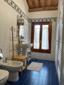uma casa de banho com um lavatório, um WC e um espelho. em Villa Iside em Chirignago