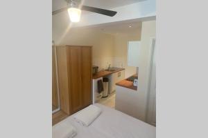 Dapur atau dapur kecil di Stay on the grounds of this beautiful Manor house