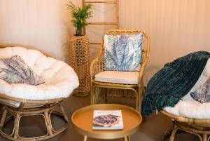 Ein Sitzbereich in der Unterkunft Blue Bamboo Hotel - Duna Parque Resorts & Hotels
