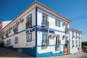 ein blau-weißes Gebäude mit einem Schild darauf in der Unterkunft Blue Bamboo Hotel - Duna Parque Resorts & Hotels in Vila Nova de Milfontes