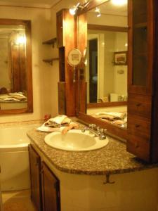 y baño con lavabo y espejo. en Il Toscano - near Grotta Giusti, en Monsummano