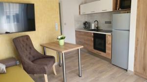 Kuchyňa alebo kuchynka v ubytovaní Zalakarosi Zóra Apartmanház