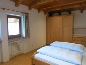 A bed or beds in a room at Feldererhof