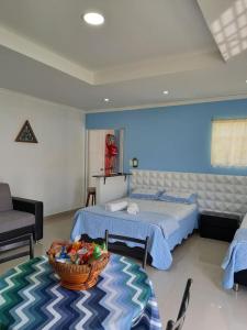 sypialnia z 2 łóżkami i koszem owoców na stole w obiekcie Holiday Loft Suite Apartamento w mieście San Andrés