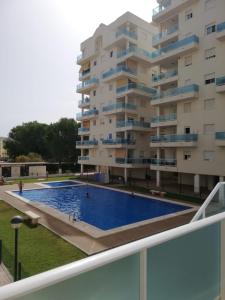 Bazén v ubytování Apartamento Nuevo playa de Piles Complejo Blaumar nebo v jeho okolí