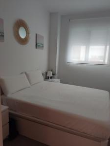 Postel nebo postele na pokoji v ubytování Apartamento Nuevo playa de Piles Complejo Blaumar