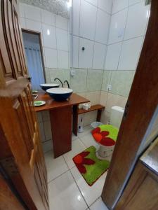 uma pequena casa de banho com lavatório e WC em Residencia Pedra do Elefante em Guarapari