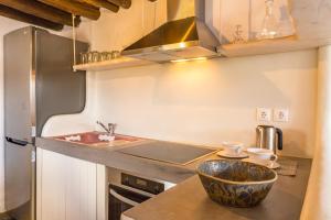 una cocina con fregadero y una barra con un tazón en Spiti Anita, Superior Master & Double Room - Pristine, Serene, Beautiful Views, en Gavrion