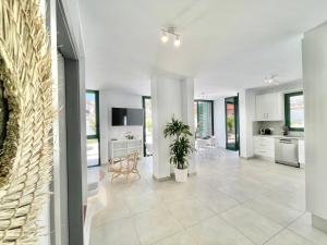 TV a/nebo společenská místnost v ubytování Taucho - private, heatable pool, BBQ, 4 bedrooms - Vivienda vacacional