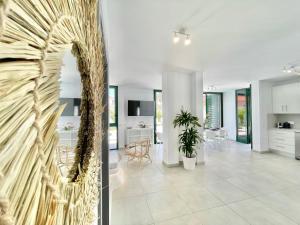 TV a/nebo společenská místnost v ubytování Taucho - private, heatable pool, BBQ, 4 bedrooms - Vivienda vacacional