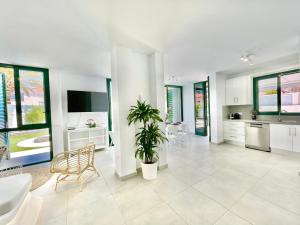 TV a/nebo společenská místnost v ubytování Taucho - private, heatable pool, BBQ, 4 bedrooms - Vivienda vacacional