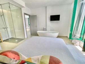 Postel nebo postele na pokoji v ubytování Taucho - private, heatable pool, BBQ, 4 bedrooms - Vivienda vacacional
